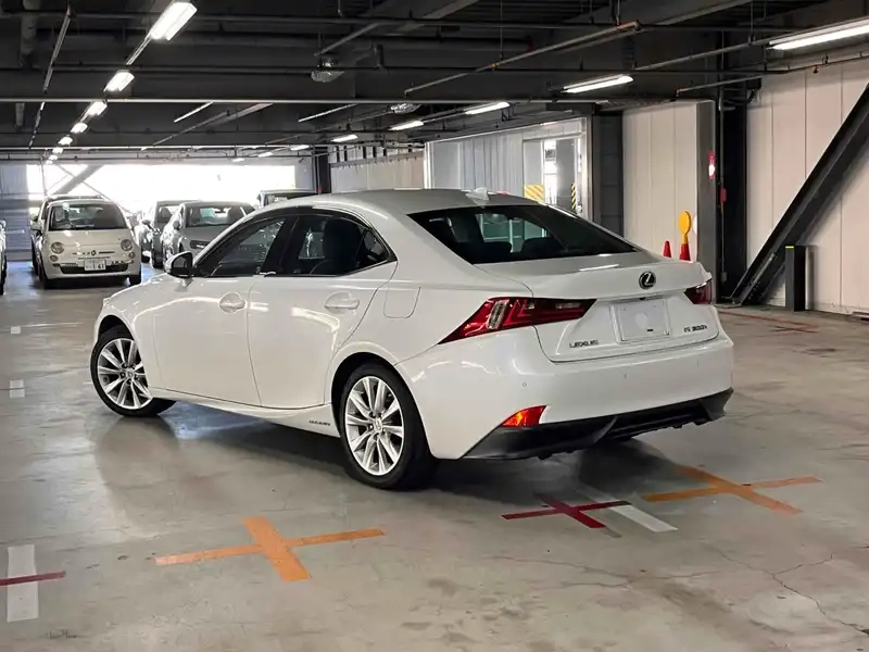 LEXUS IS IS300H Thumbnail 2