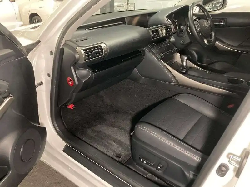 LEXUS IS IS300H Thumbnail 8