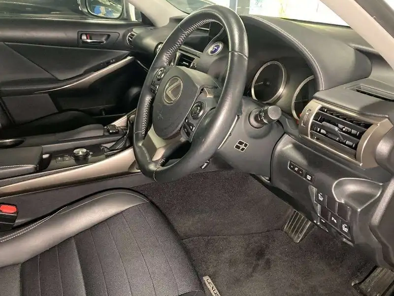 LEXUS IS IS300H Thumbnail 5