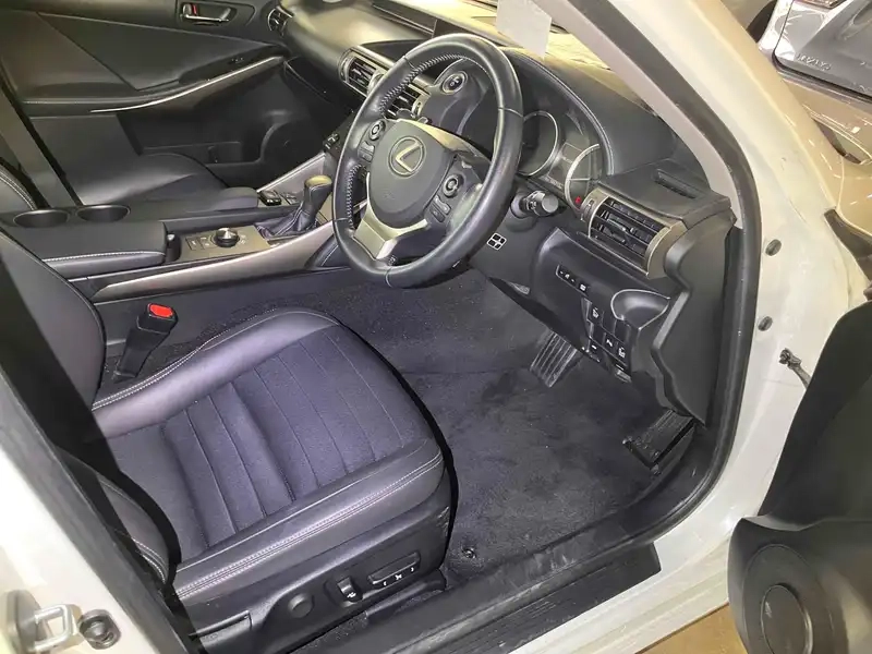 LEXUS IS IS300H Thumbnail 11