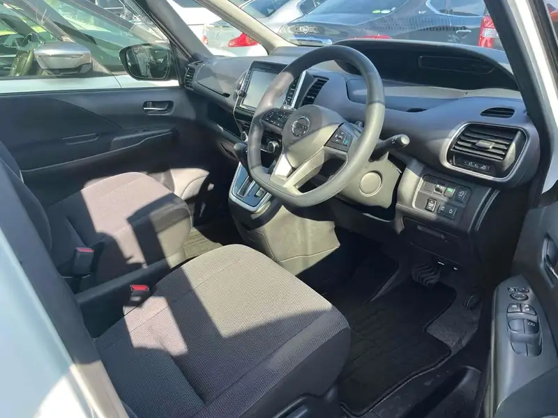 NISSAN SERENA X V SMART Thumbnail 3