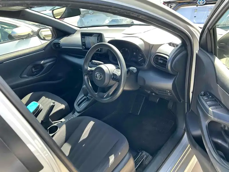 TOYOTA YARIS HYBRID X Thumbnail 11