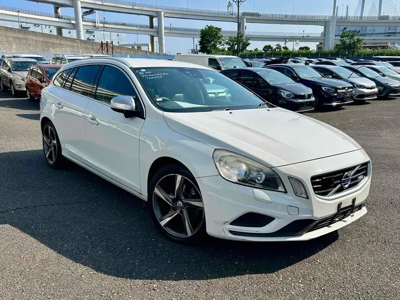 VOLVO V60 T4 R-DESIGN Thumbnail 1
