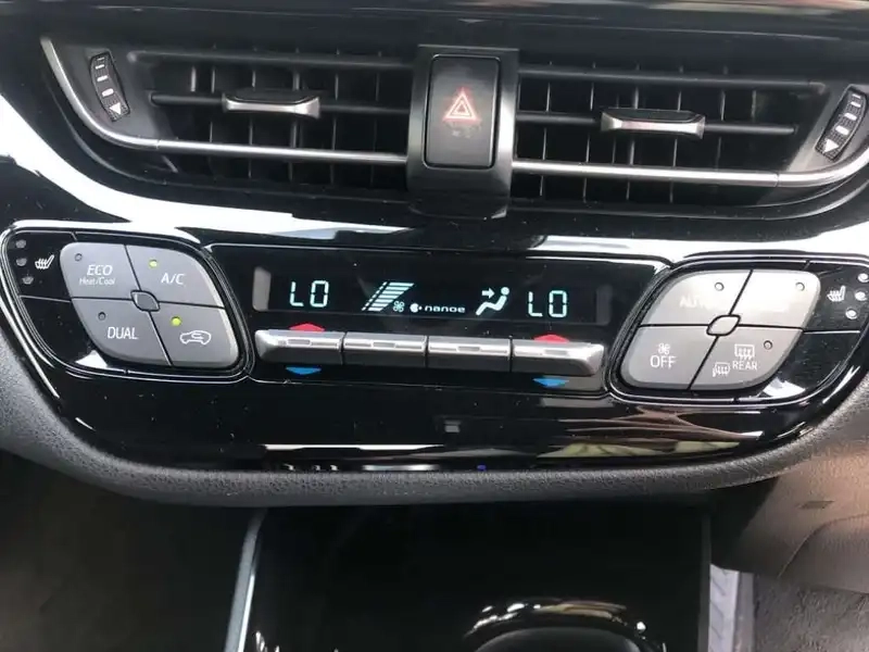 TOYOTA C-HR G Thumbnail 11