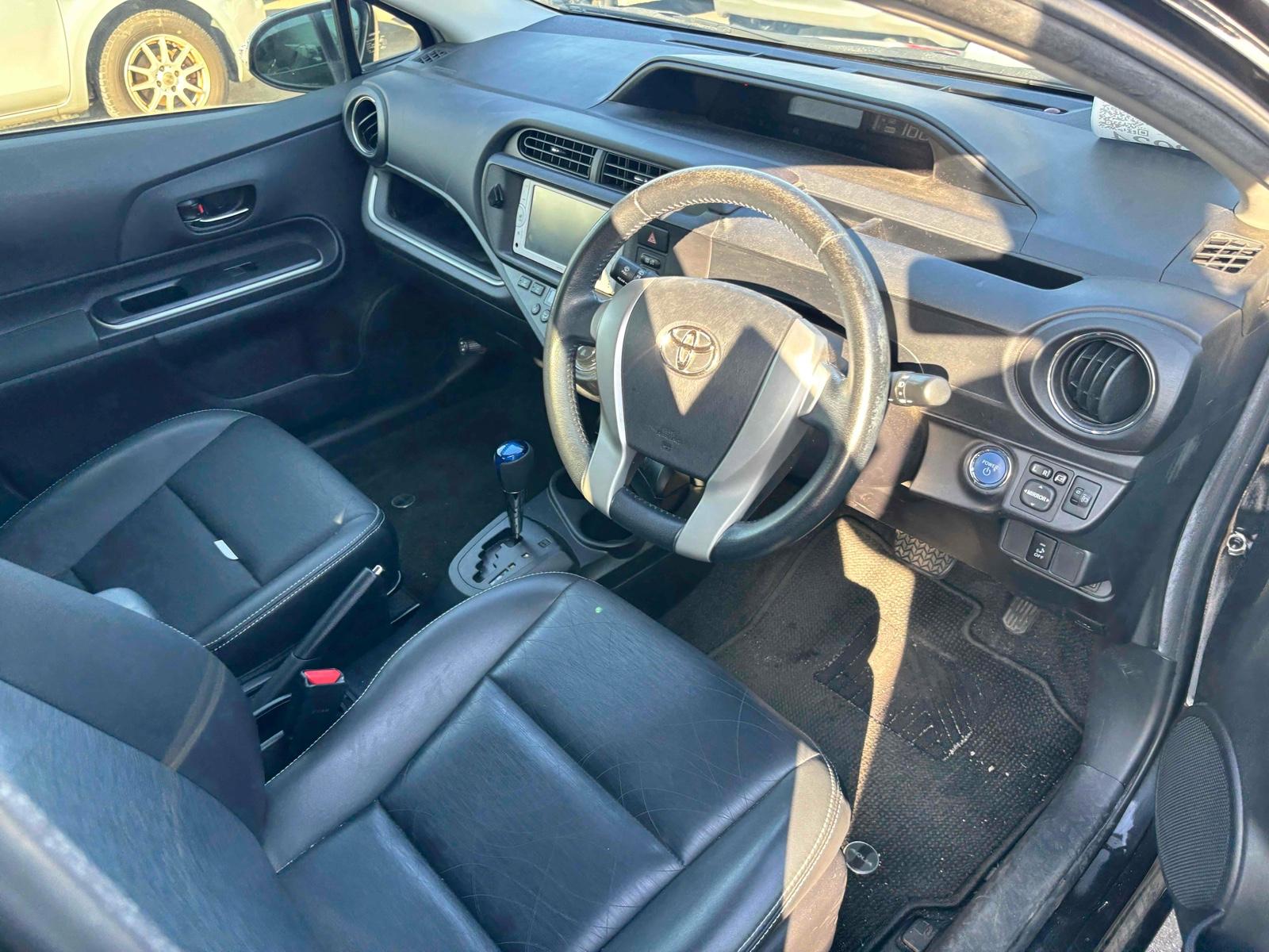 TOYOTA AQUA G BLACK LEATHER  Image 4