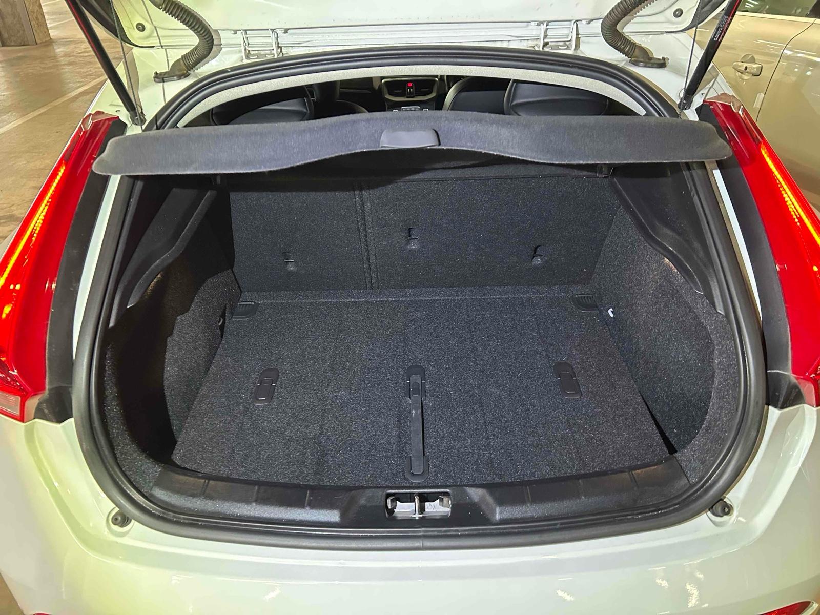 VOLVO V40 V40 T4 SE Image 12