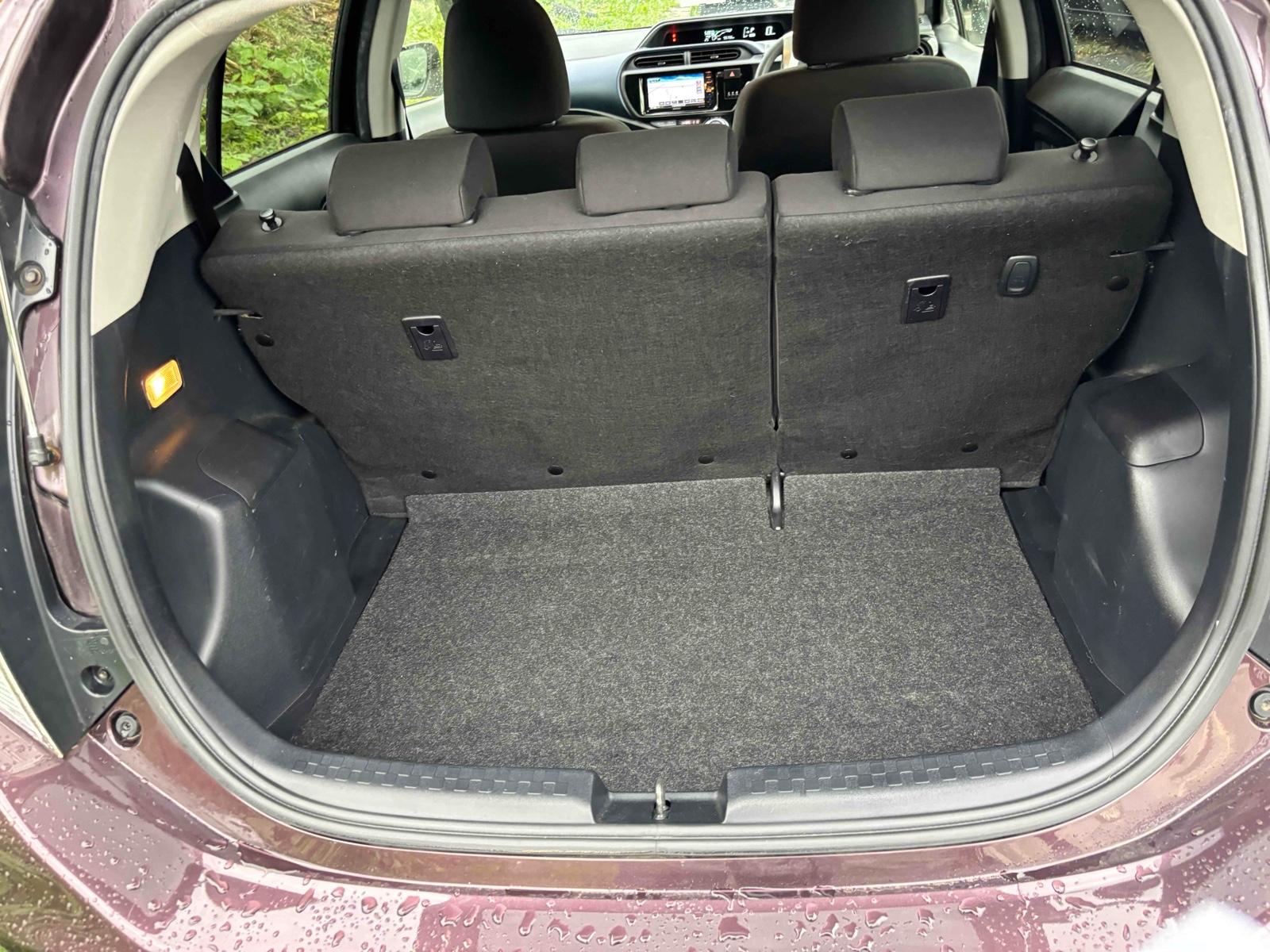 TOYOTA AQUA S Image 11