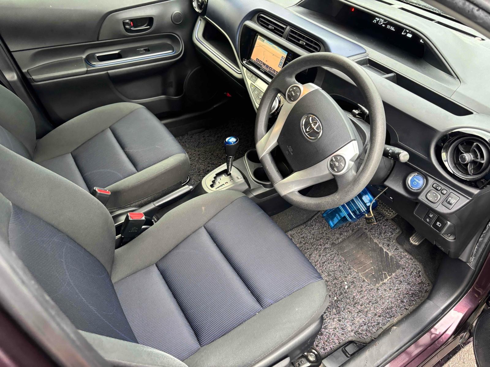 TOYOTA AQUA S Image 9