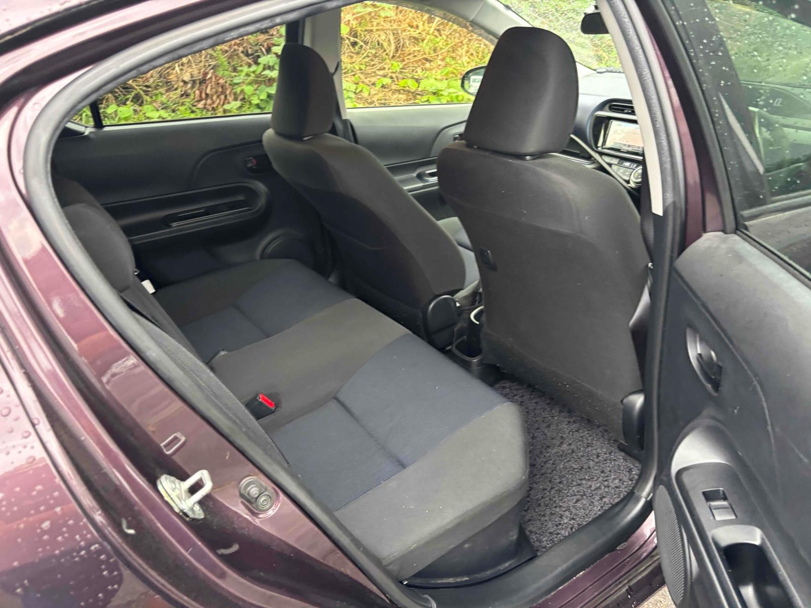 TOYOTA AQUA S Image 10