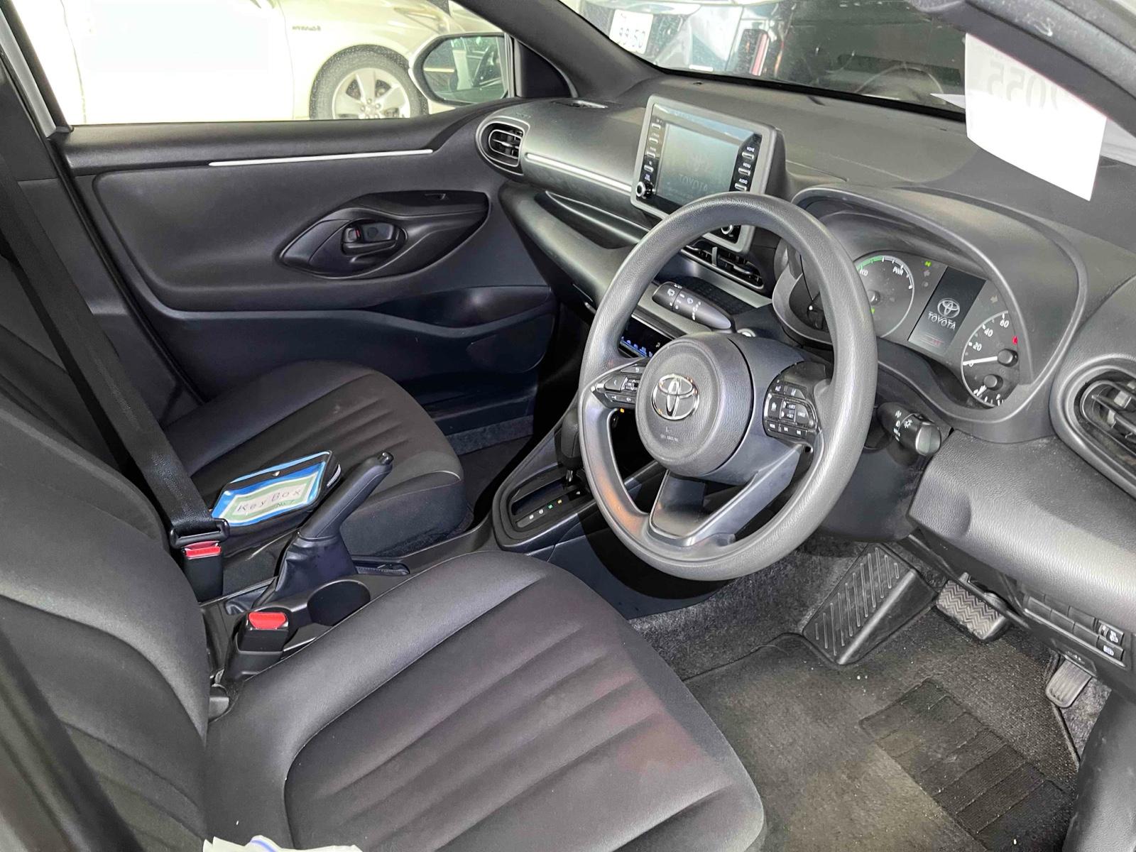 TOYOTA YARIS HYBRID X Image 12