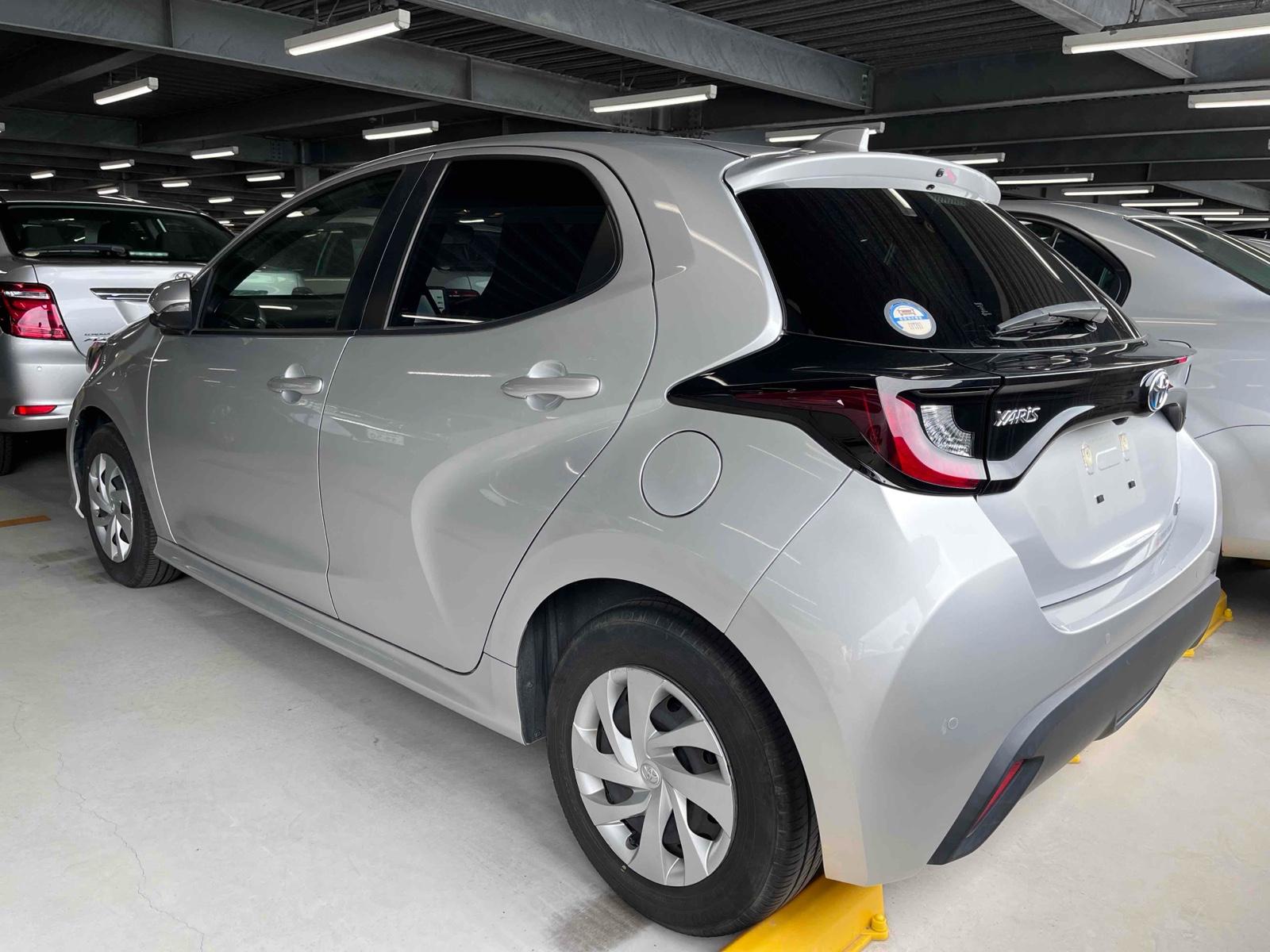 TOYOTA YARIS HYBRID X Image 2