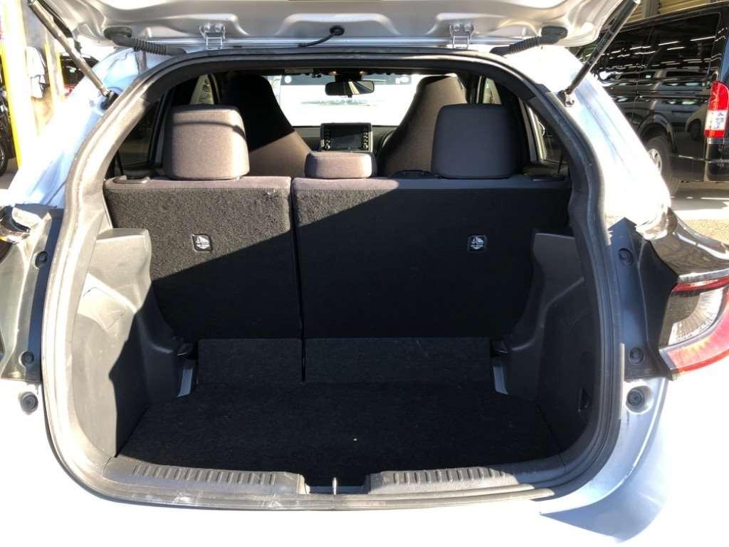 TOYOTA YARIS HYBRID X Image 10