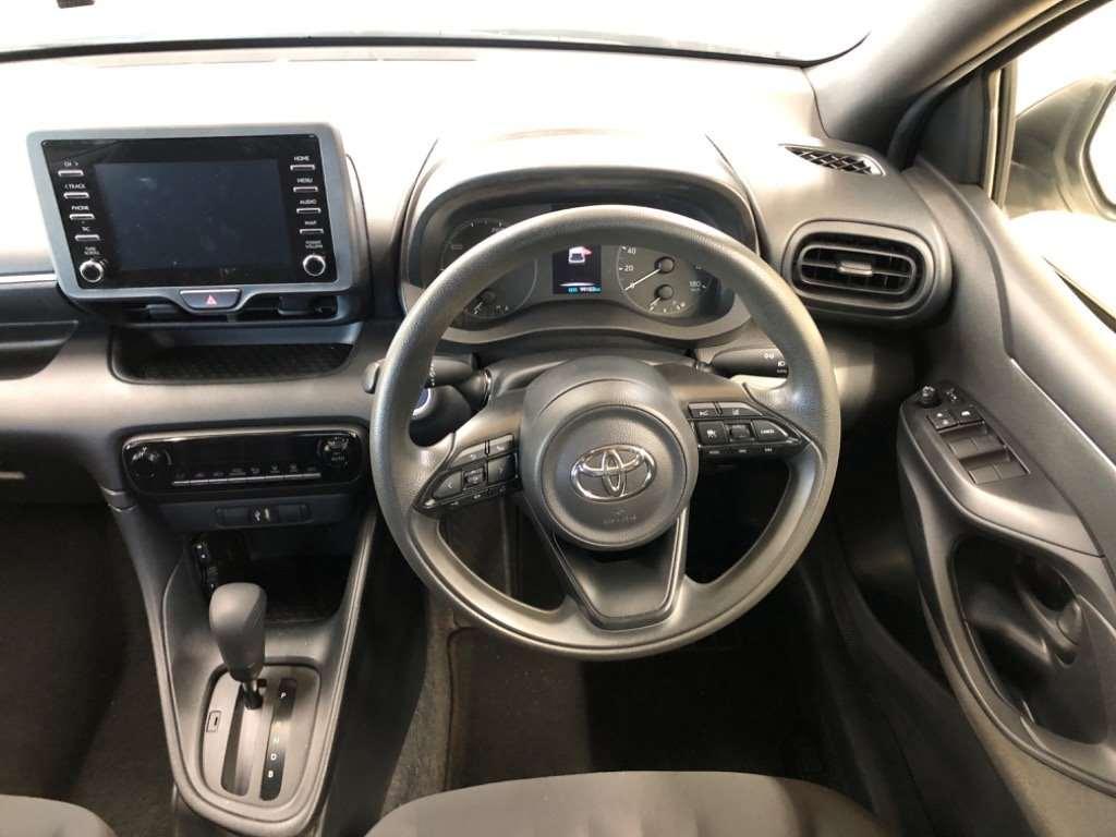 TOYOTA YARIS HYBRID X Image 8