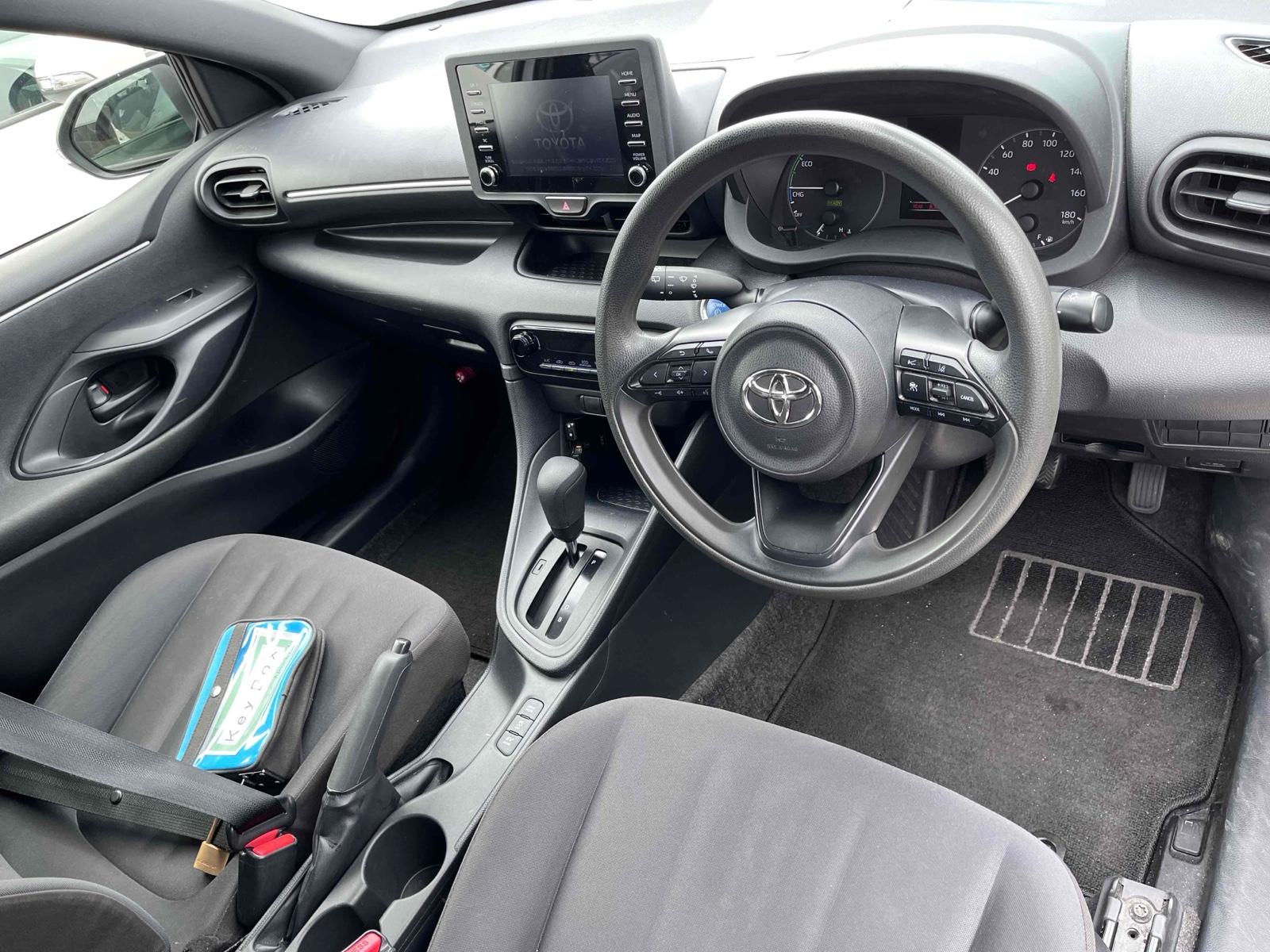 TOYOTA YARIS HYBRID X Image 12
