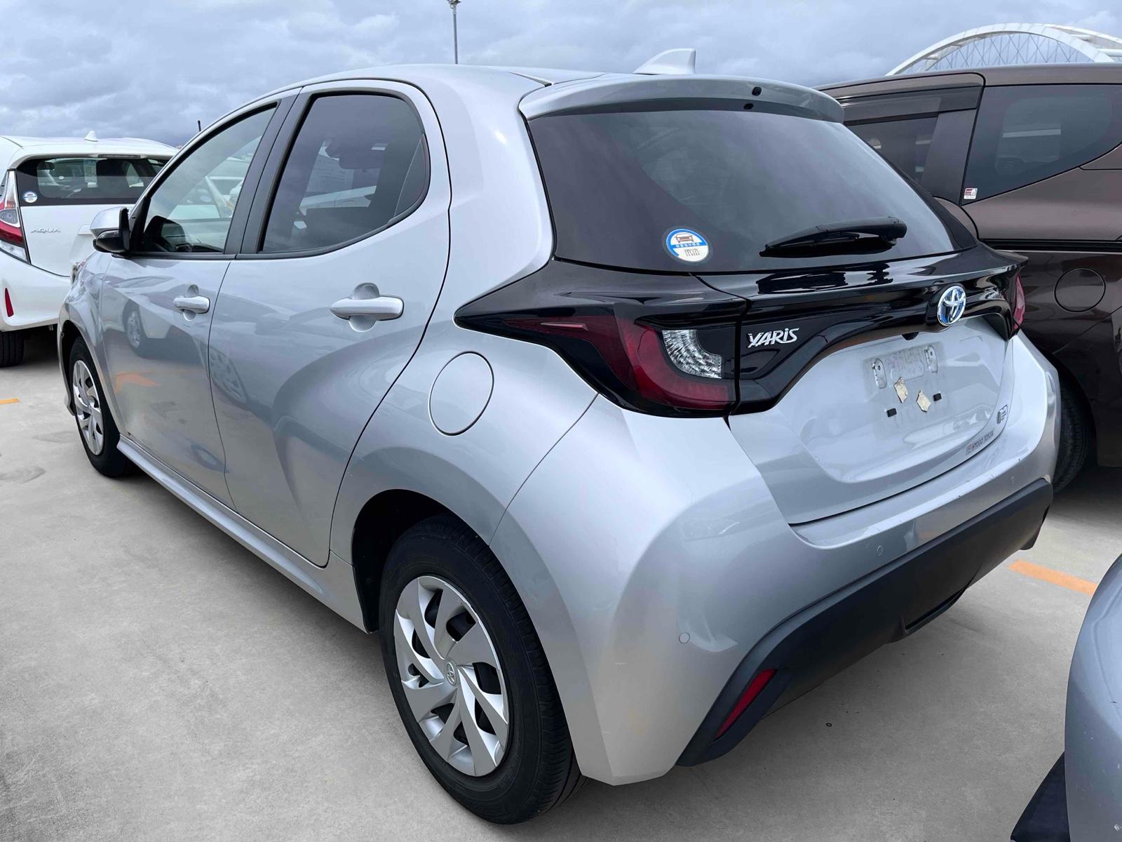 TOYOTA YARIS HYBRID X Image 2