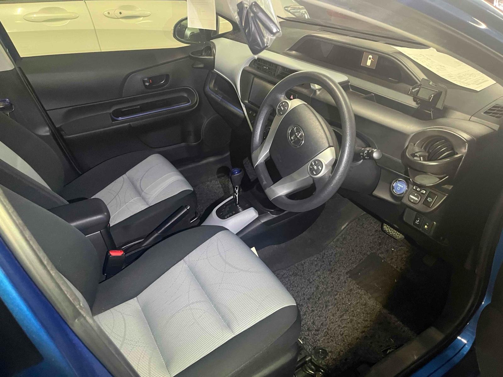TOYOTA AQUA S Image 20