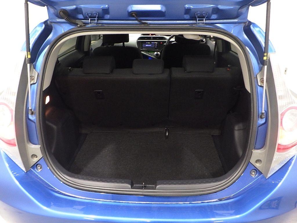 TOYOTA AQUA S Image 8