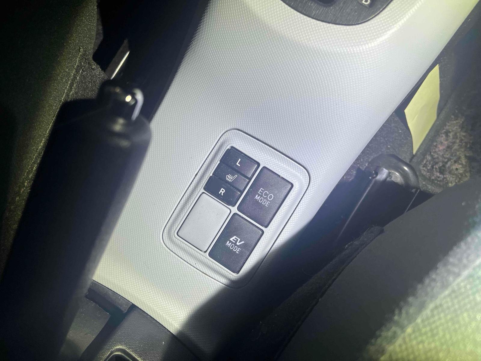 TOYOTA AQUA S Image 28