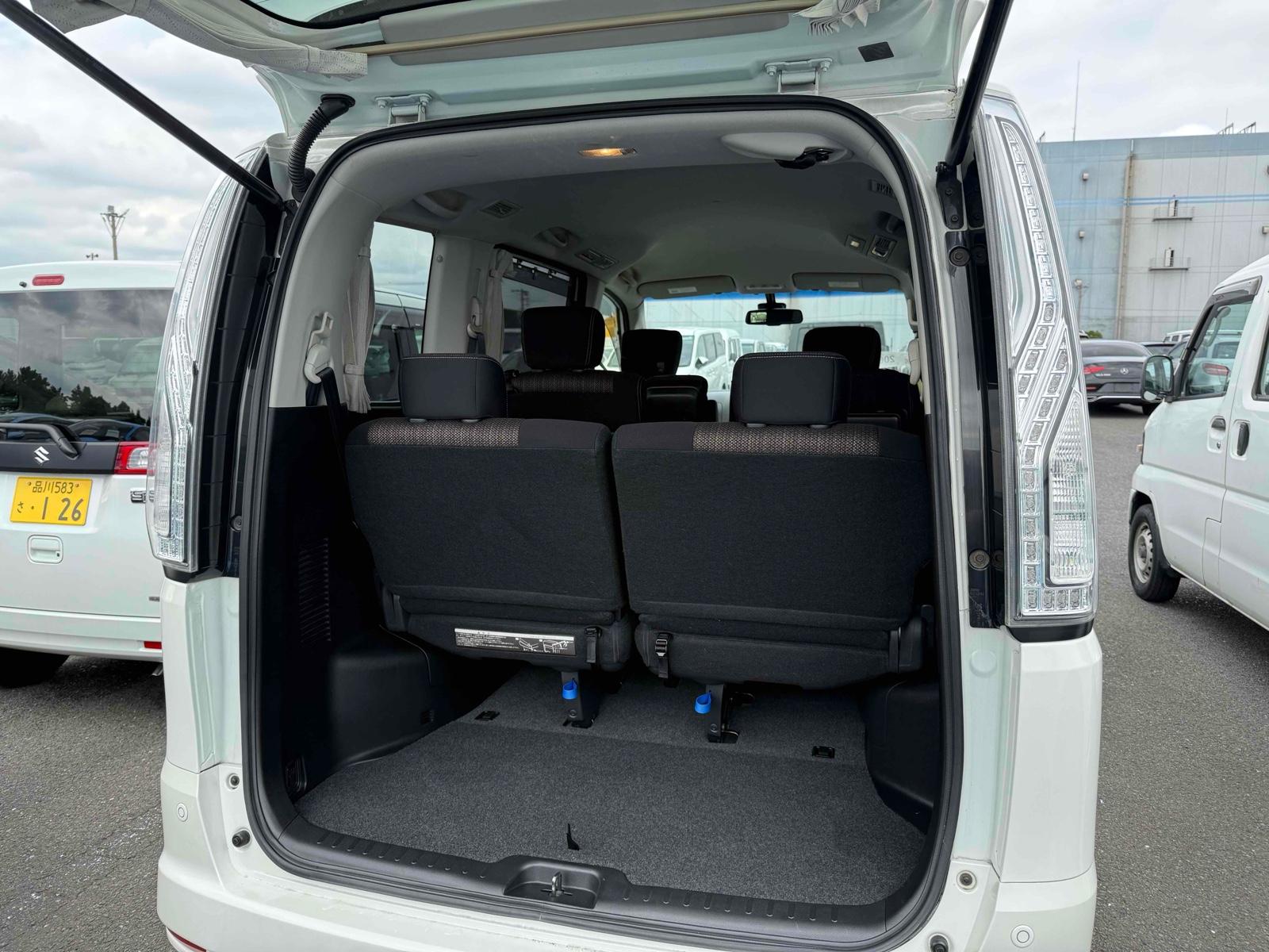NISSAN SERENA HIGHWAY STAR S-HV ADVANCED SAFETY PACKAGE Image 12