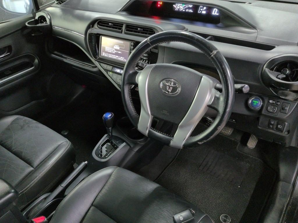 TOYOTA AQUA G BLACK SOFT LEATHER SELECTION Image 3