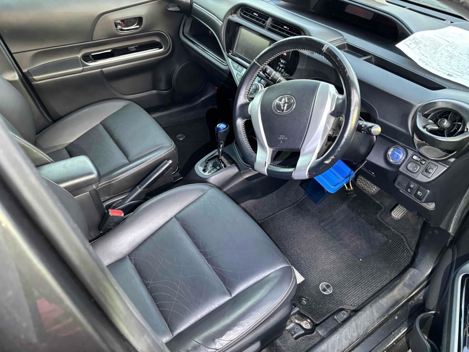 TOYOTA AQUA G BLACK SOFT LEATHER SELECTION Image 9