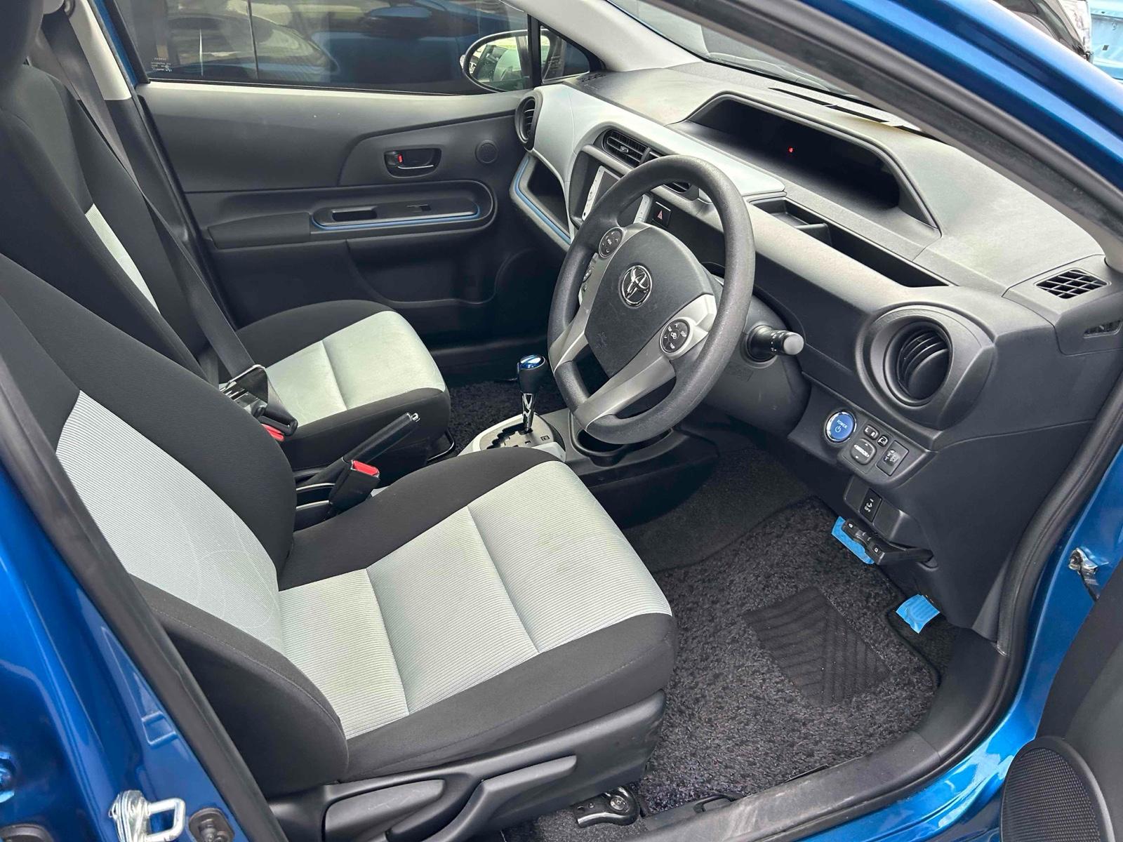 TOYOTA AQUA S Image 9