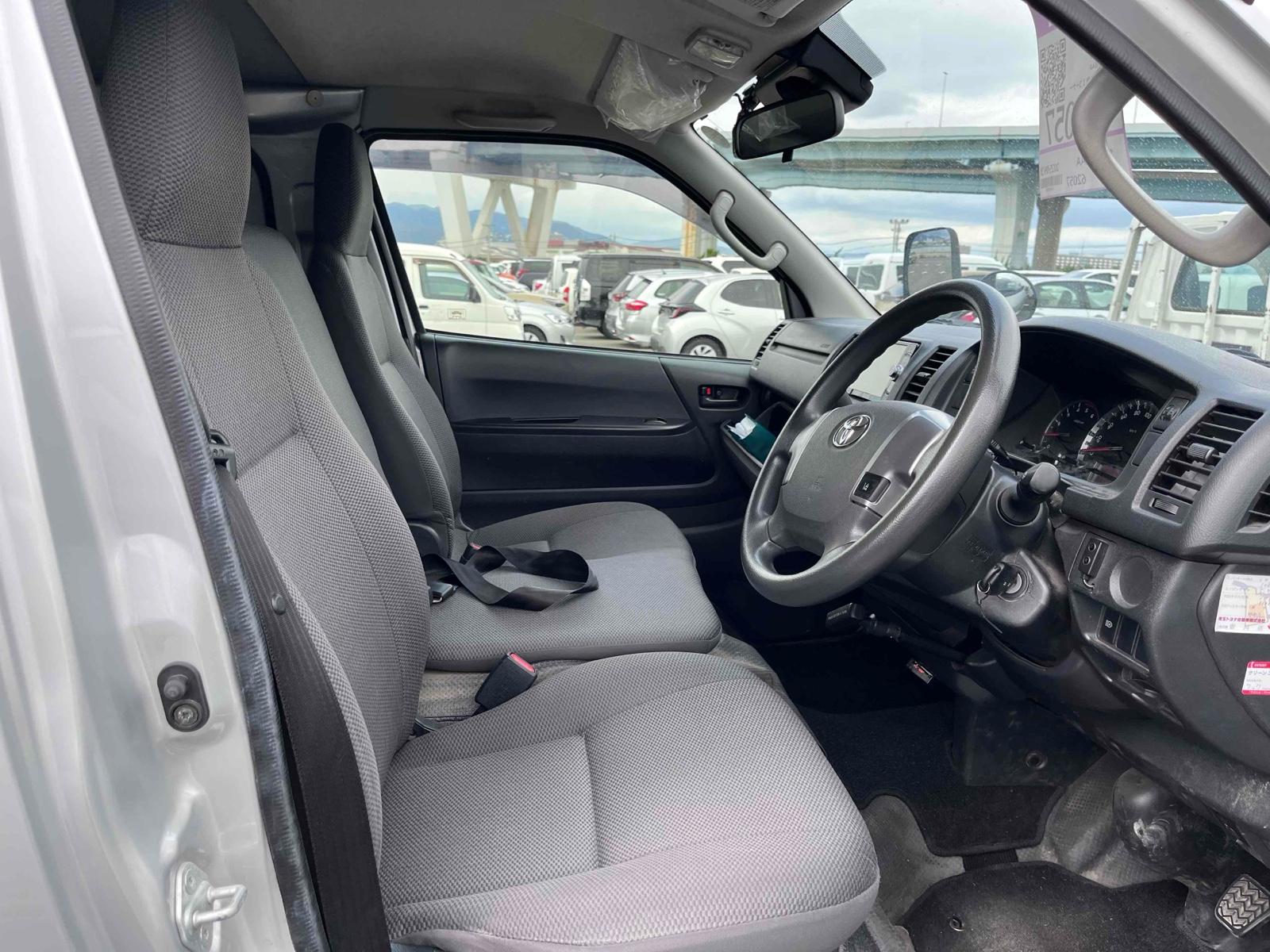 TOYOTA HIACE VAN LONGDX 4WD Image 14