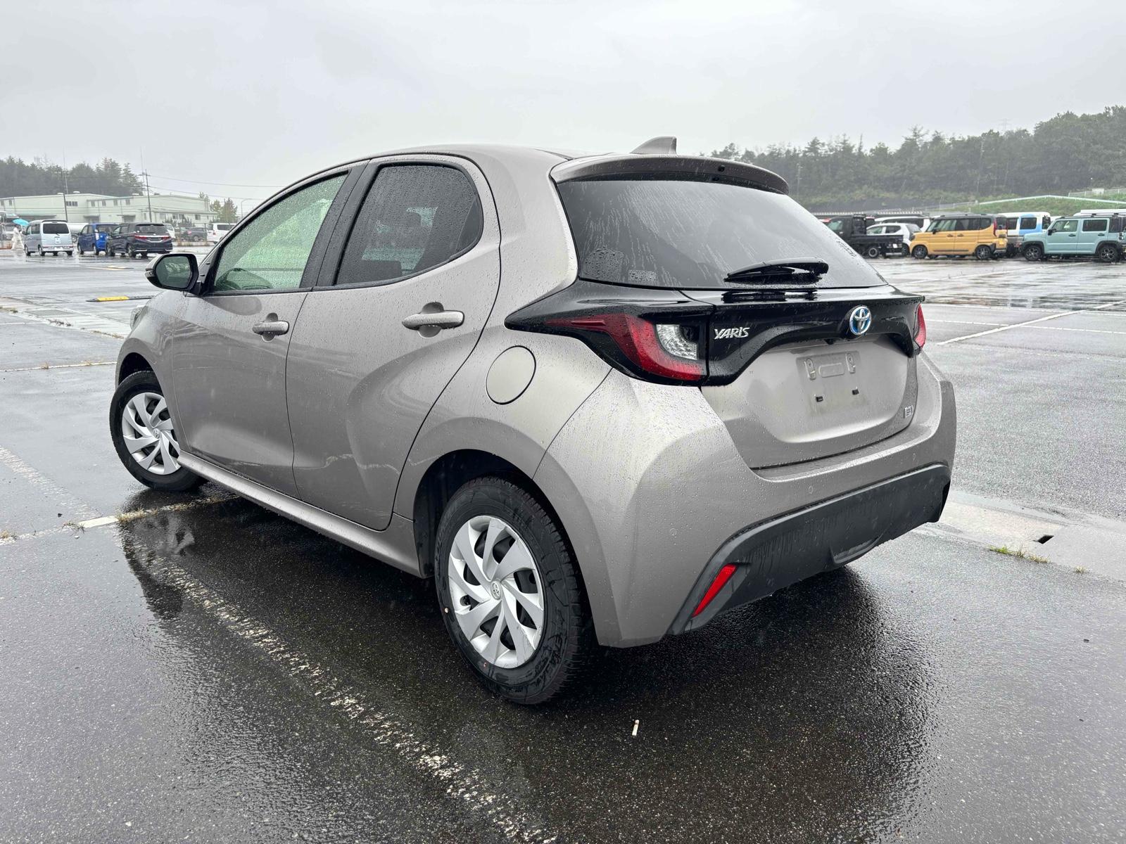 TOYOTA YARIS HYBRID X Image 2