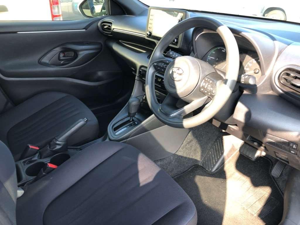 TOYOTA YARIS HYBRID X Image 5