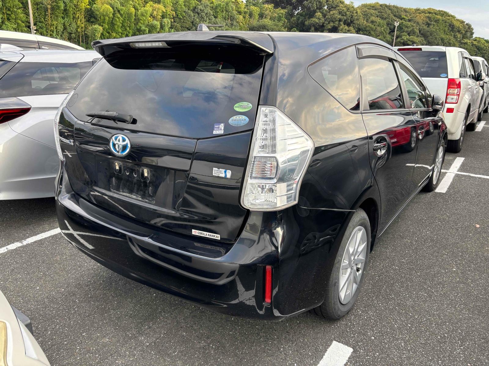 TOYOTA PRIUS ALPHA S Image 2
