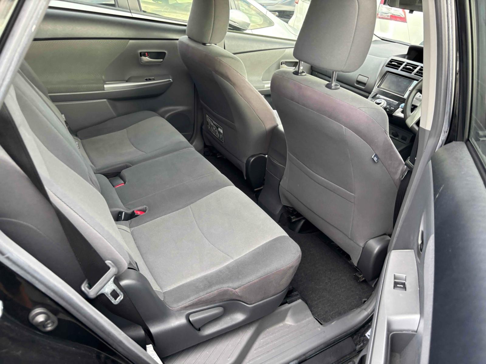 TOYOTA PRIUS ALPHA S Image 11