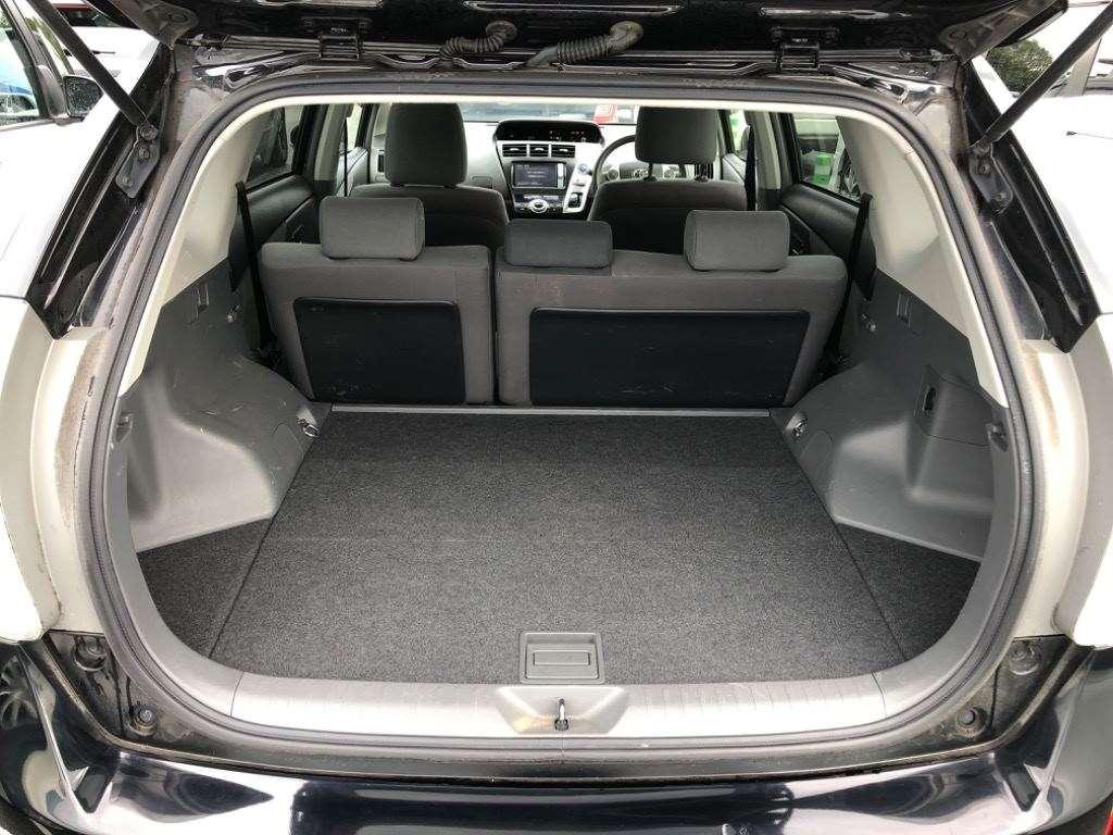 TOYOTA PRIUS ALPHA S Image 9