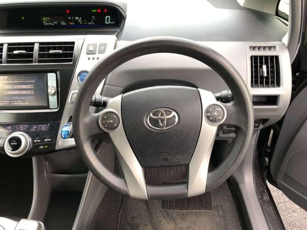TOYOTA PRIUS ALPHA S Image 8