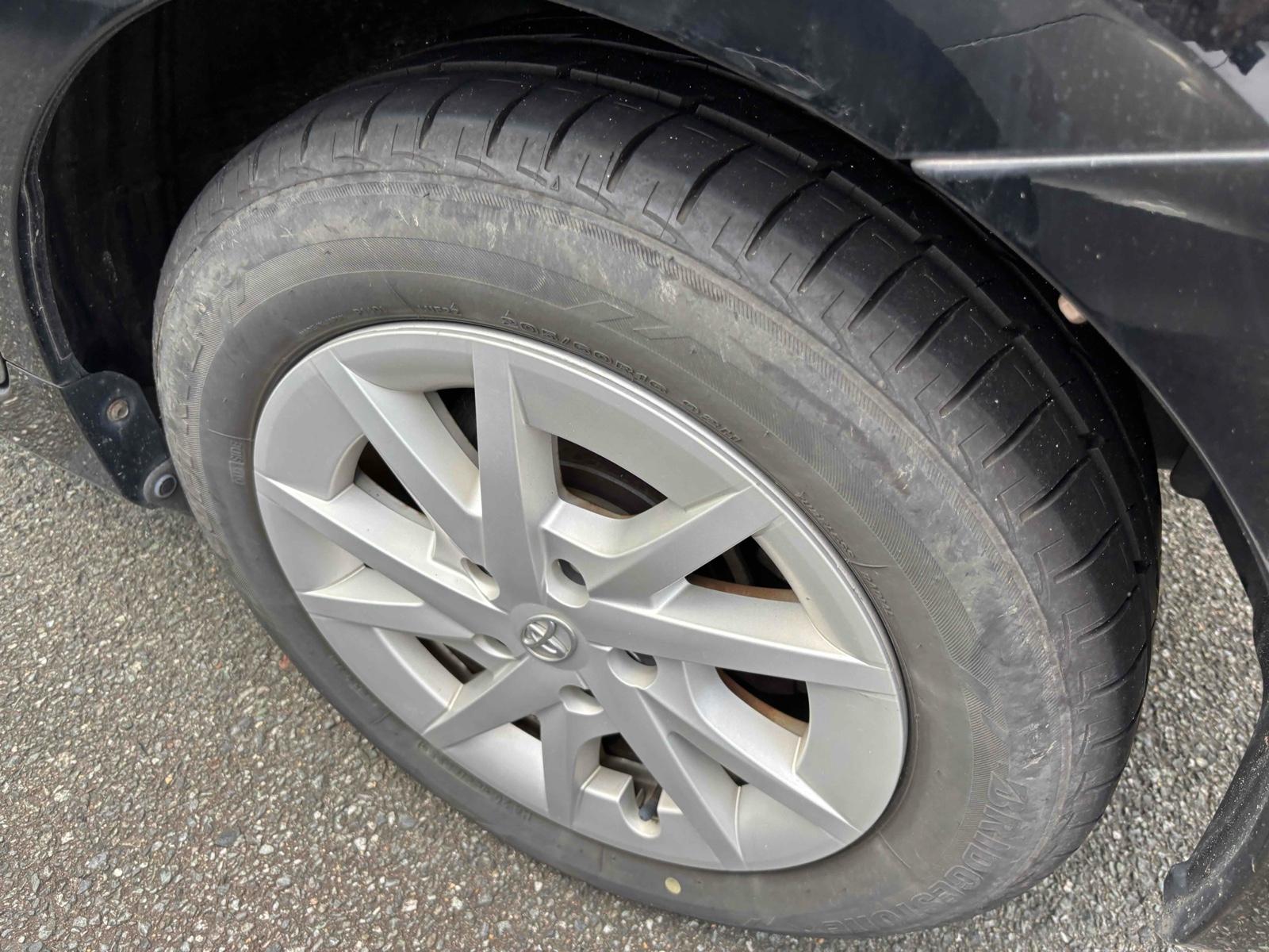 TOYOTA PRIUS ALPHA S Image 19