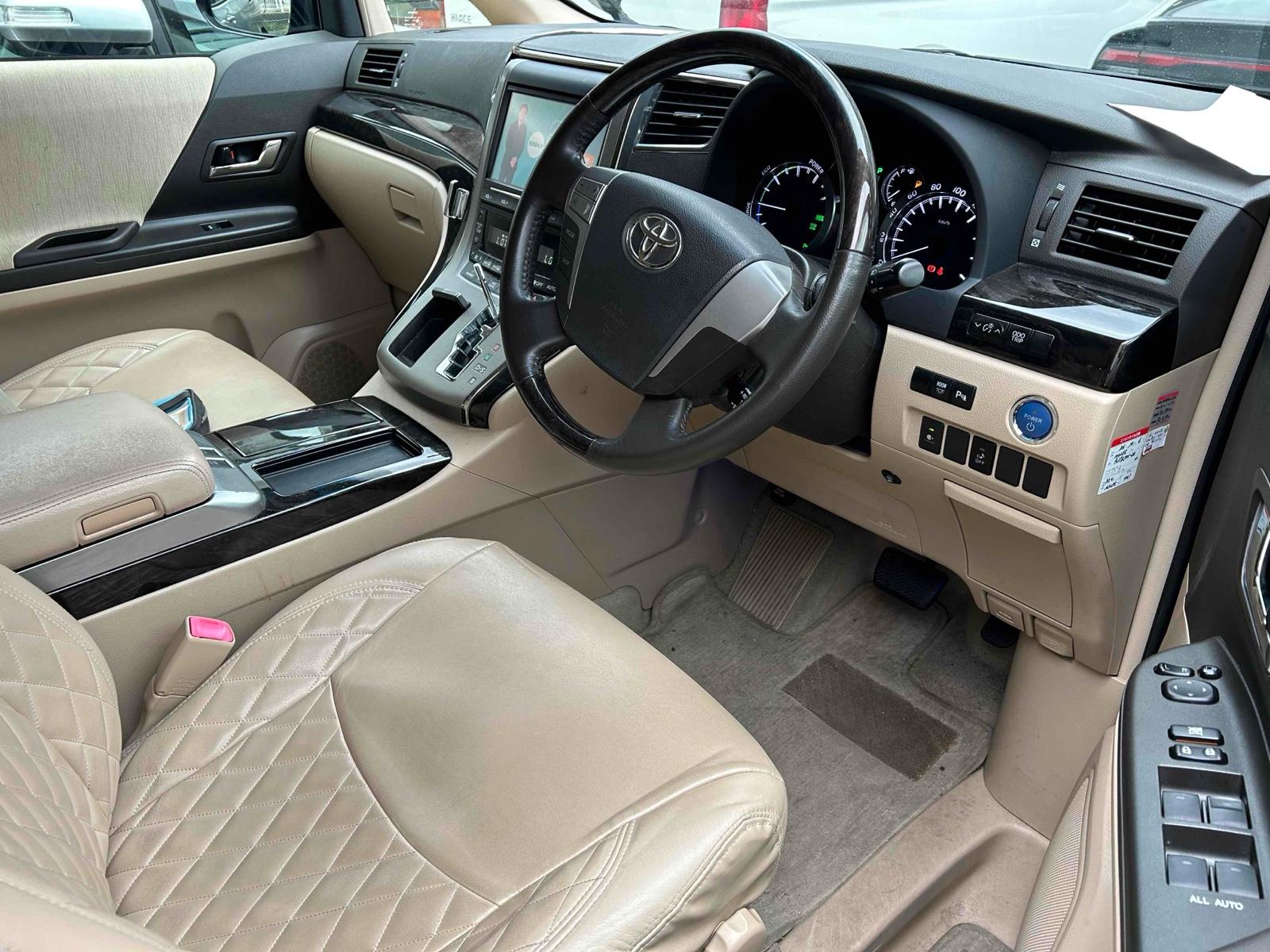 TOYOTA ALPHARD HYBRID X 4WD Image 11