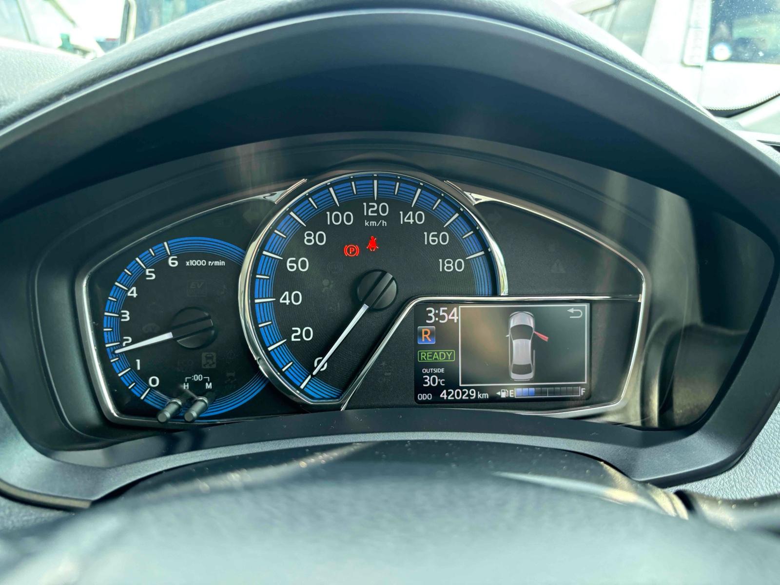 TOYOTA COROLLA AXIO HYBRID Image 7