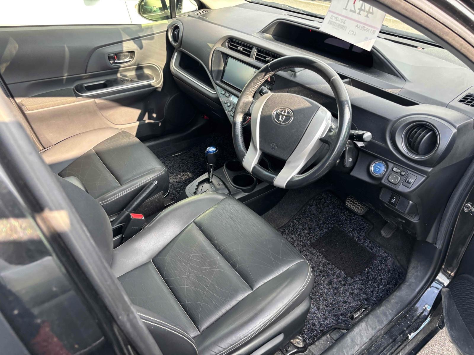 TOYOTA AQUA G BLACK LEATHER Image 4