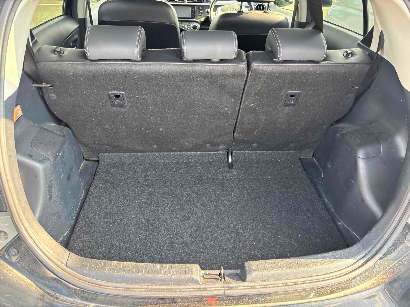 TOYOTA AQUA G BLACK LEATHER Image 6