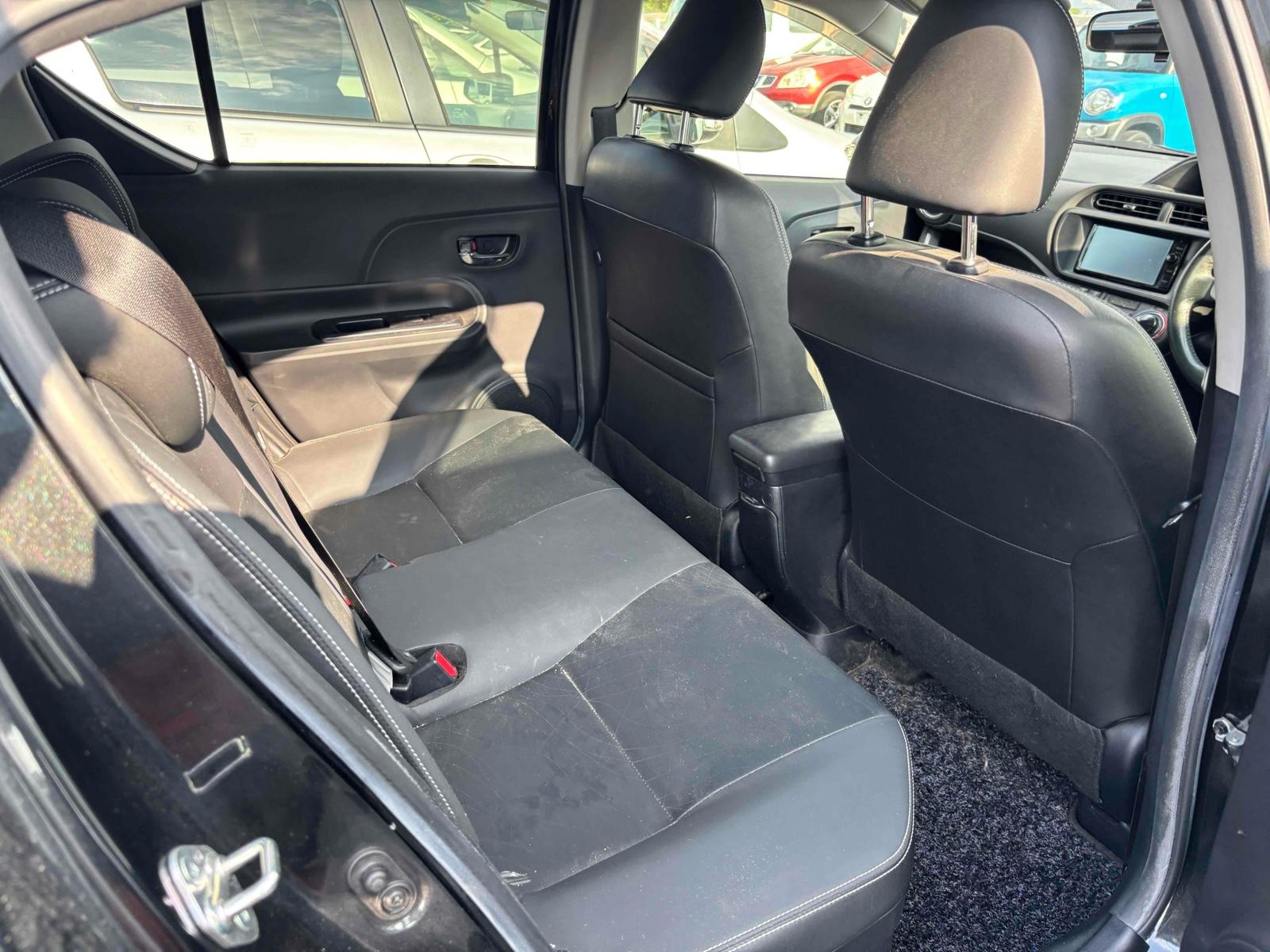 TOYOTA AQUA G BLACK LEATHER Image 5