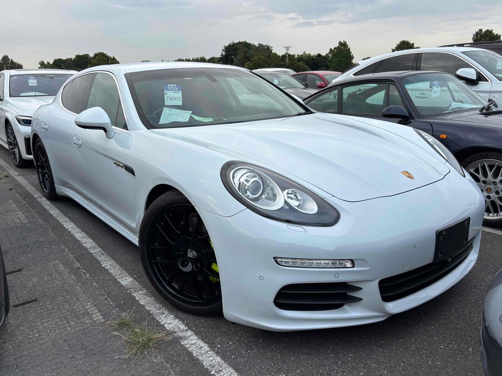 2016 Porsche PANAMERA 95,000 km
