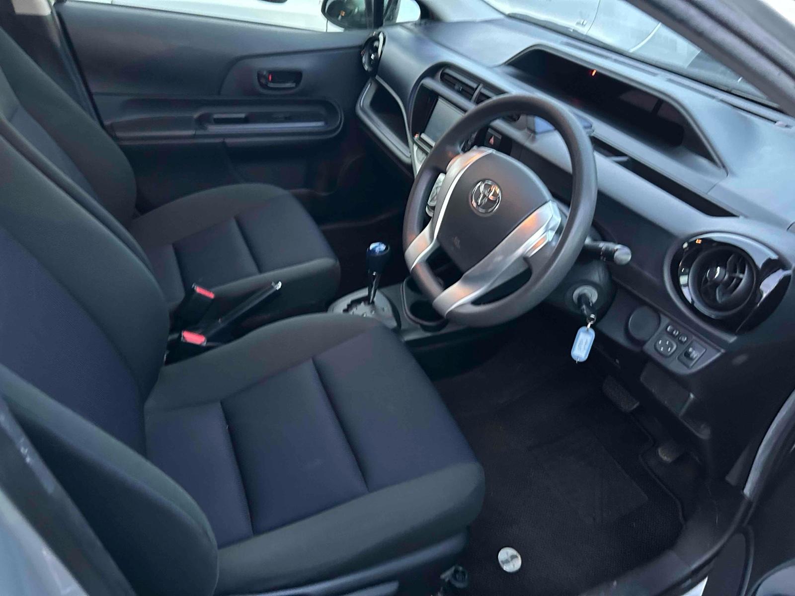 TOYOTA AQUA S Image 13