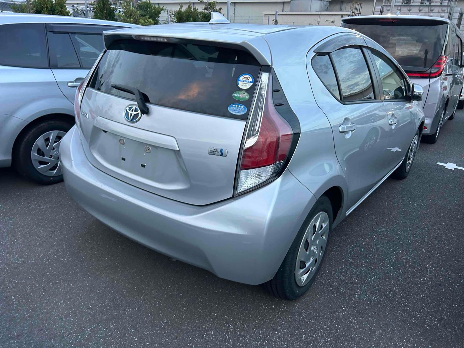 TOYOTA AQUA S Image 2