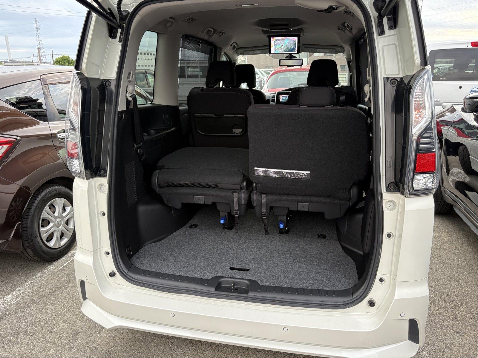 NISSAN SERENA E POWER HIGHWAY STAR V Image 11