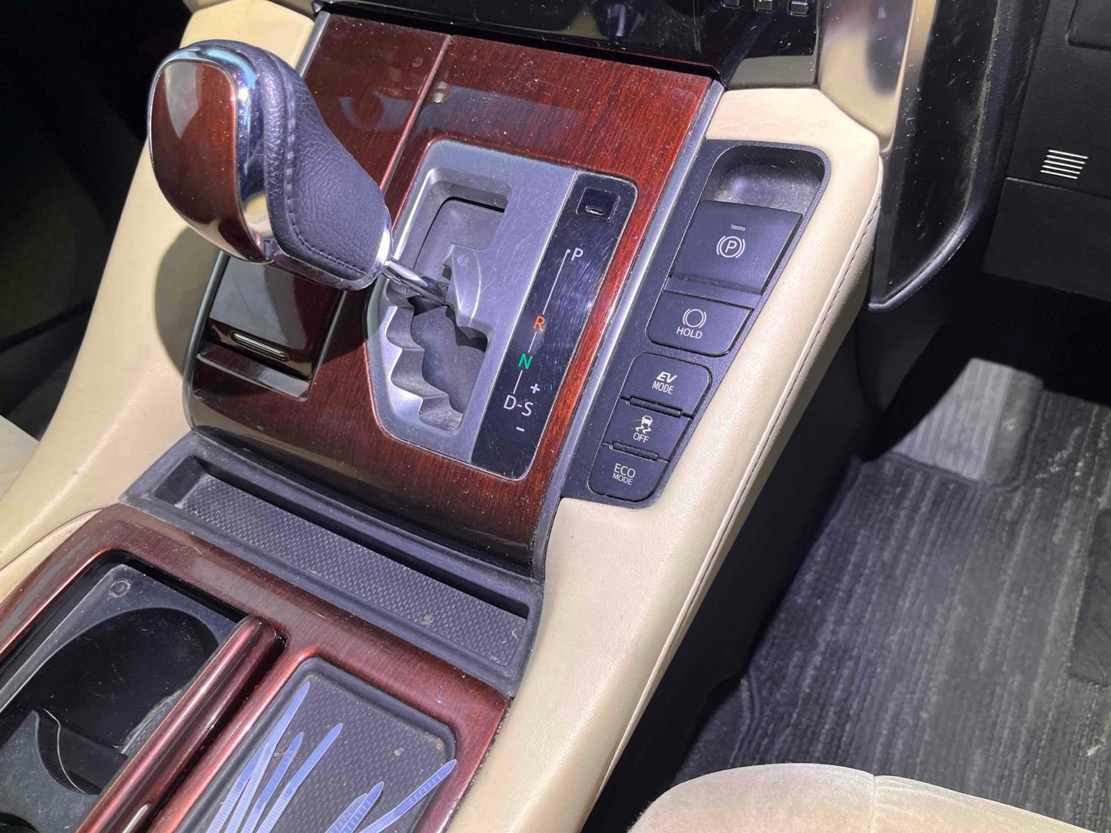 TOYOTA ALPHARD HYBRID 4WD X Image 12