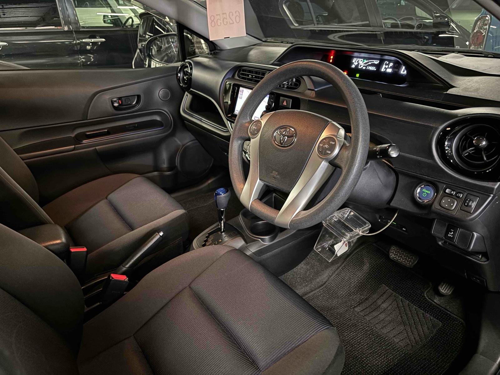 TOYOTA AQUA S Image 4