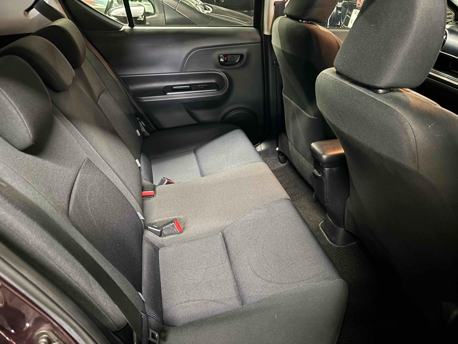 TOYOTA AQUA S Image 7