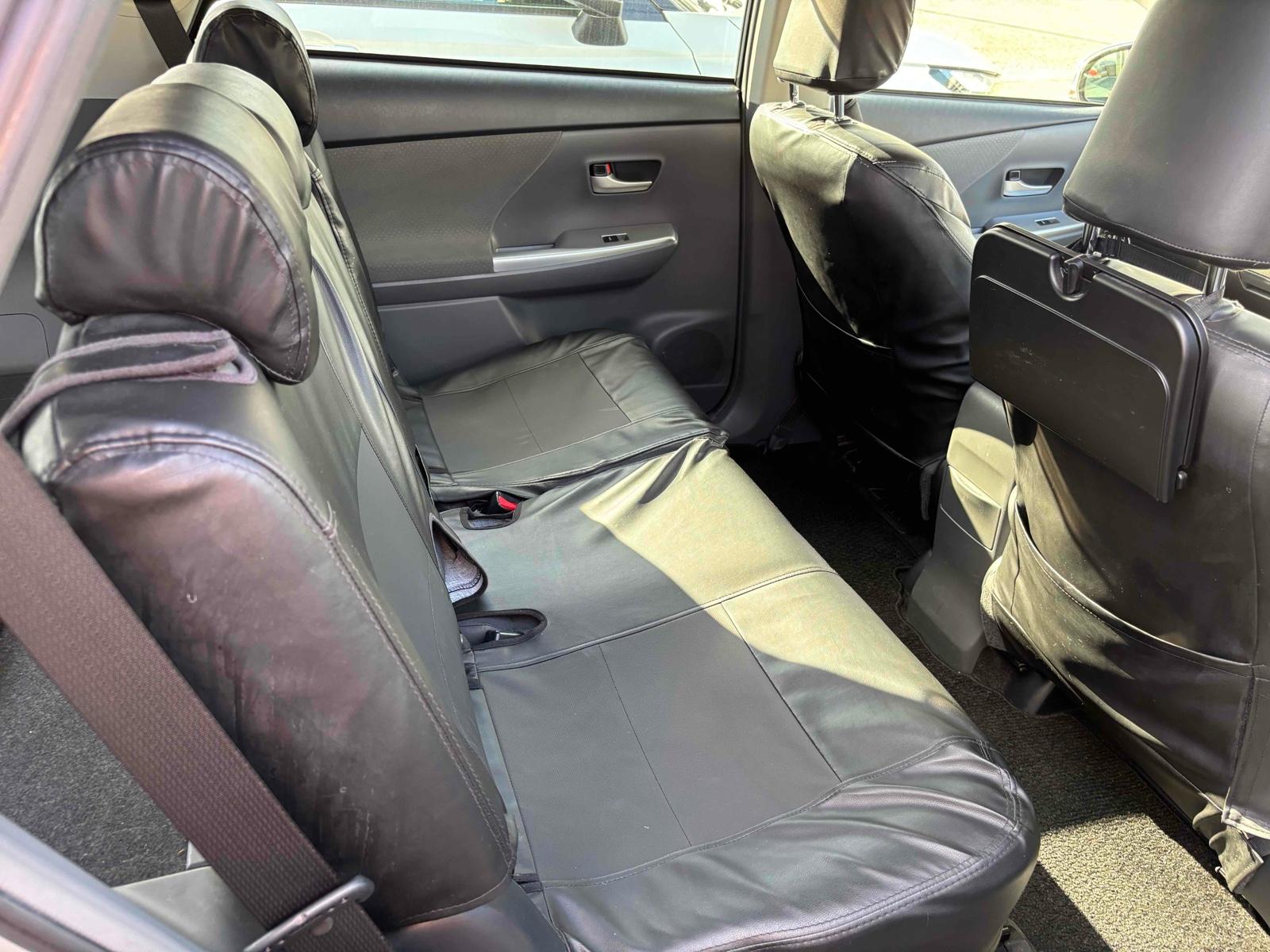 TOYOTA PRIUS ALPHA S Image 12