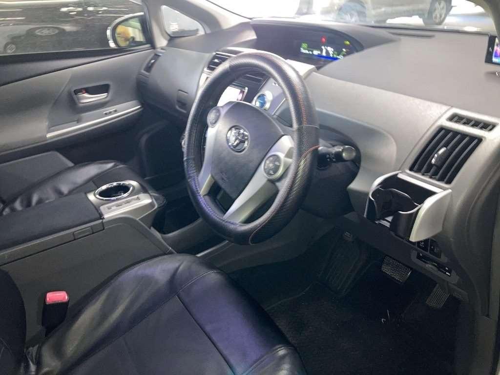 TOYOTA PRIUS ALPHA S Image 3