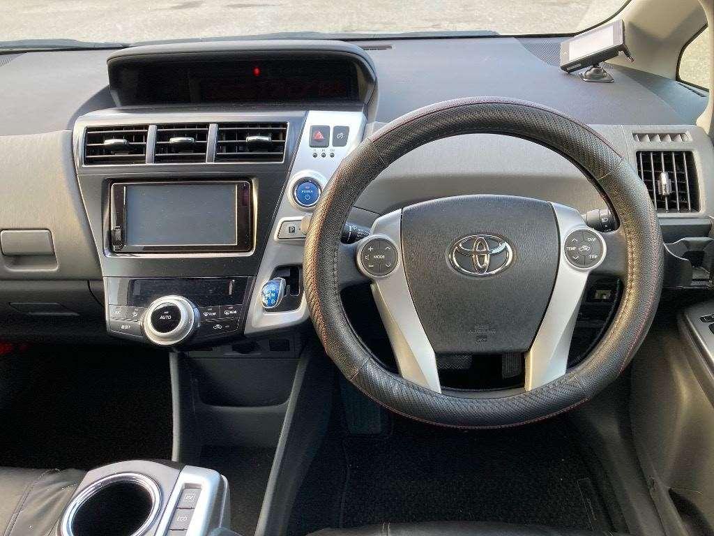 TOYOTA PRIUS ALPHA S Image 6