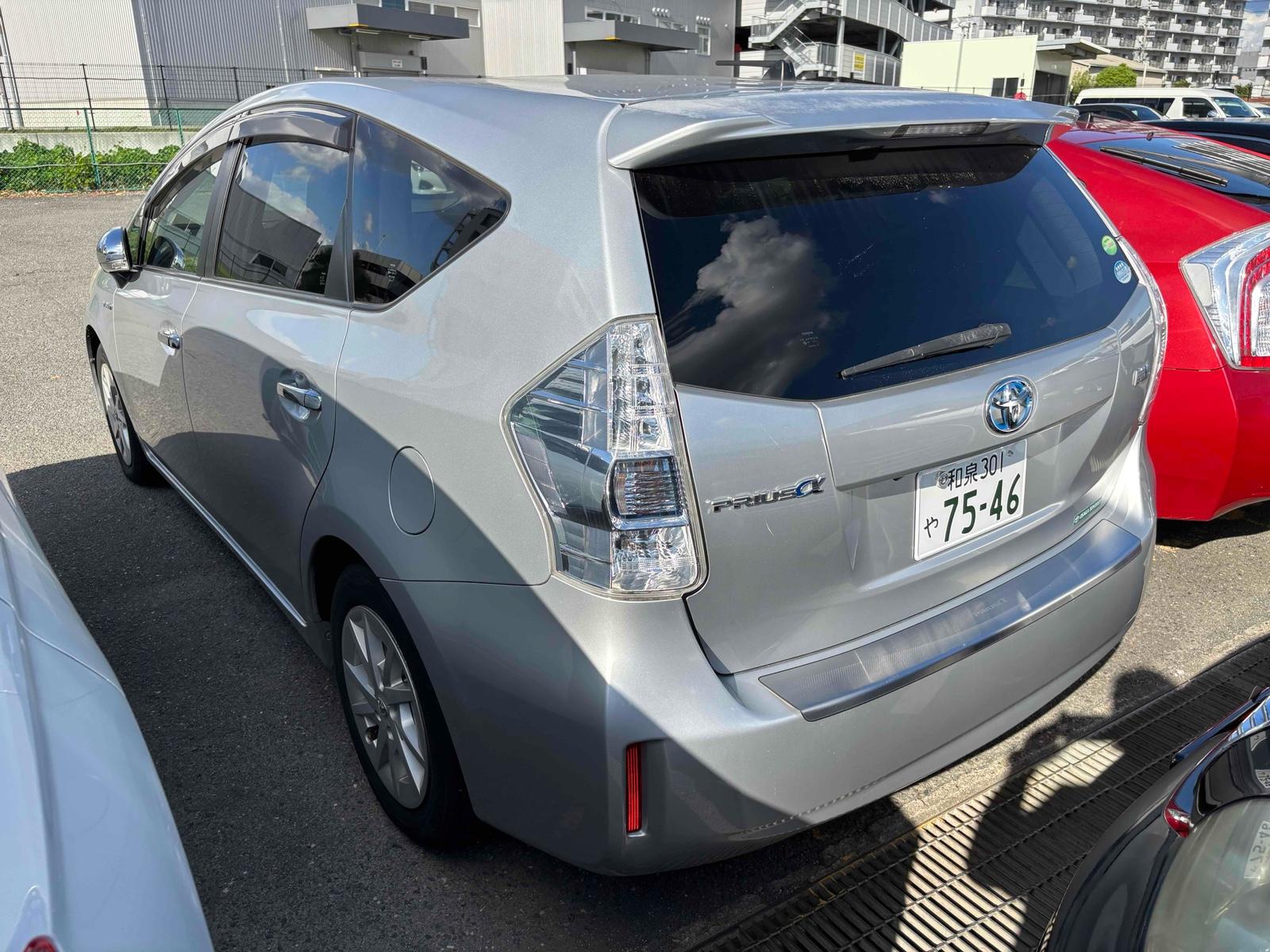 TOYOTA PRIUS ALPHA S Image 10